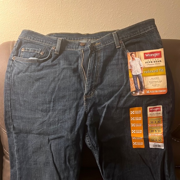 Wranglers with the tags - Picture 1 of 3